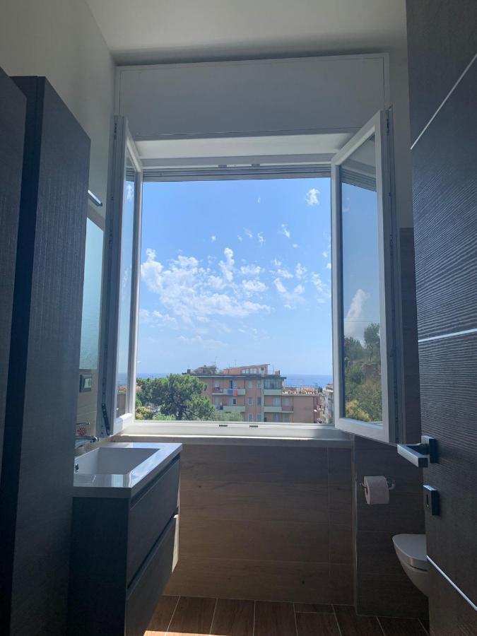 شقة Terrazza Sul Mare In Via Devoto كيافاري المظهر الخارجي الصورة